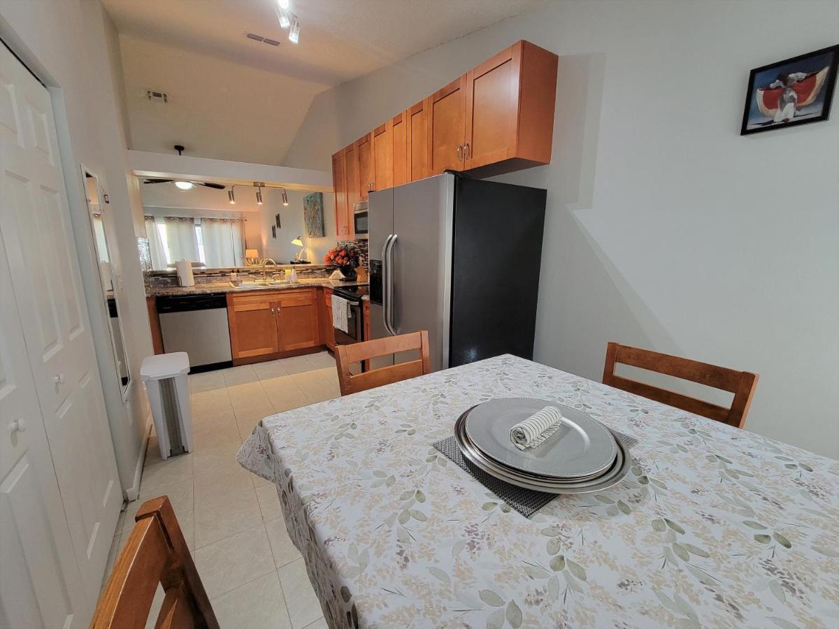 Beautiful Townhouse Easy Access To Everything. Клиъруотър Екстериор снимка